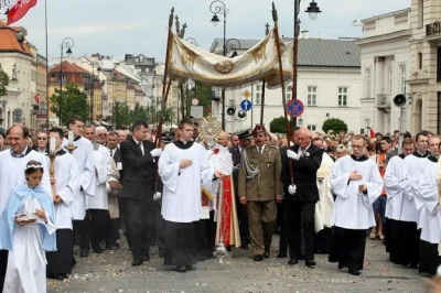 dqdq1 - > blokują centra europejskich miast modląc się na ulicach?

@AdolfHitlerByl...