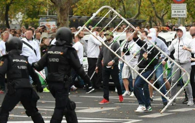 S.....n - Kibice Legii przywieźli do Madrytu własne ogrodzenie, by miejscowej policji...