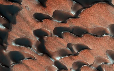 t.....m - Pył i mróz na północnym biegunie Marsa. Wydmy pokryte suchym lodem, który w...
