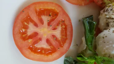 m.....o - Niedługo zaczną zamykać warzywniaki za takie pomidory.