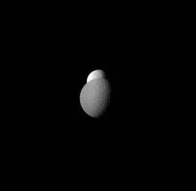 d.....4 - Tethys obserwujący sondę Cassini zza Rhei, 20 kwietnia 2012.

4 dni 15 godz...