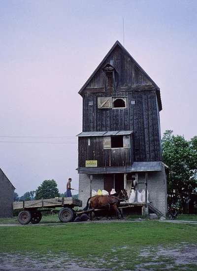 m.....a - Młyn gospodarczy. Polska 1992. Kodachrome

Więcej fenomenalnych zdjęć z Pol...