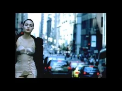 romo86 - dopiero dzisiaj zorientowałem się że w tym klipie gra Angelina Jolie
#muzyk...