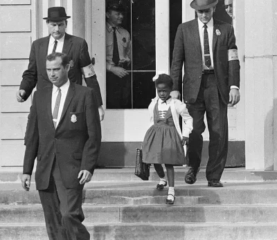 Shinzin - Październik 1960, Nowy Orlean, sześcioletnia Ruby Bridges jest eskortowana ...