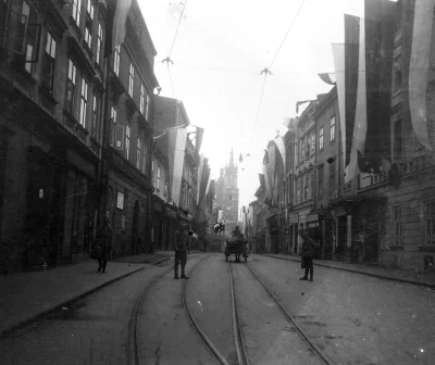 s.....w - Ulica Floriańska w Krakowie na fotografii z 1920 roku.
#ciekawostki #ciekaw...