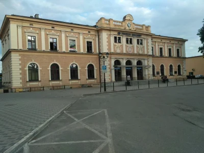 sylwke3100 - Budynek dworca kolejowego w Tarnowskich Górach nawet fajnie na zewnątrz ...