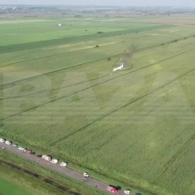 L.....m - Przymusowe lądowanie w polu po kolizji ze stadem ptaków.
Brak ofiar. 

Z...