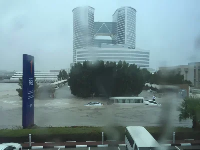 blinxdxb - Tak dzisiaj wyglądał Dubaj.
#dubaj #emiraty #deszcz #pogoda