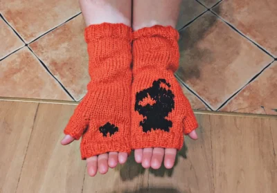 N.....A - Nosicie rękawiczki? 
Słodkie kotki na czerwonym :3

#druciara #drutwnocy #h...