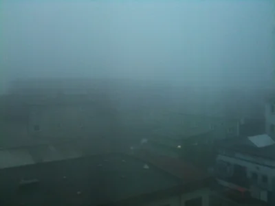 sebastian380 - smog lub mgła (trudno powiedzieć) w Krakowie :) ten budynek naprzeciwk...