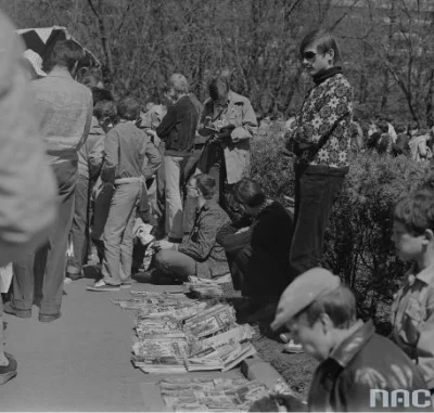 Nemezja - #fotohistoria #kiermasz #ksiazki 
Kiermasz książek przed Pałacem Kultury i...