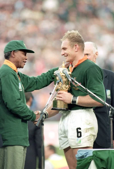 johanlaidoner - Mandela (już jako prezydent) oraz kapitan południowoafrykańskiej repr...