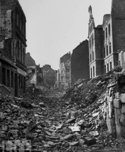 zdjeciezwenszem - @Vndone: też Aachen, 1945 fot. John Florea
