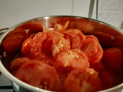 Majkel91 - Pięć litrów domowych pomidorów już zaczyna dusić się w garze. Potem wylądu...