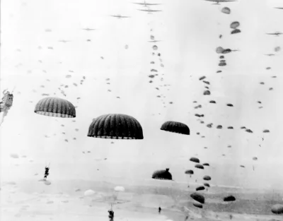 d.....4 - Lądowanie brytyjskich spadochroniarzy w okolicach Arnhem we wrześniu 1944 r...