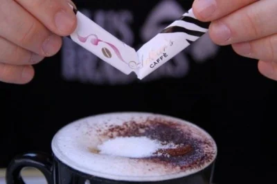polisz_kieubasa - Zauważyłem ostatnio, że część osób jak otwiera taki cukier z kawiar...