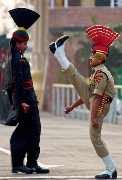 Cz_zalajk - Żołnierze pakistańskiej i indyjskiej straży granicznej w punkcie kontroln...