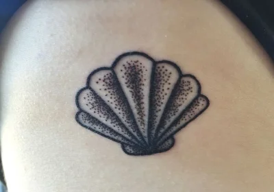 biegajacaznozyczkami - > My girlfriend got a tattoo of a shell on her thigh.
 Every t...