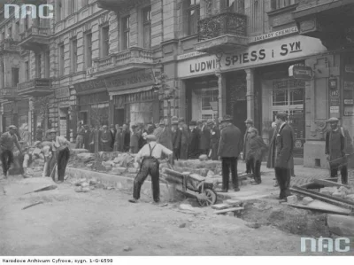 runnerrunner - Piotrkowska zakładanie kanalizacji. Rok 1929. Foto Alaksander Meyer. #...