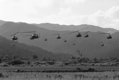 angelo_sodano - Przelot śmigłowców US Army podczas operacji "Pegaz", Wietnam, 5 kwiet...