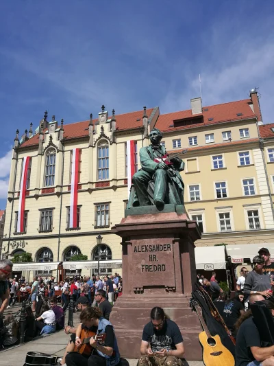 dzieju41 - Wrocławski rynek i bicie rekordu Guinessa
#wroclaw #gitara #rekordguinessa