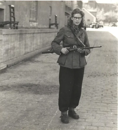 N.....h - Duńska członkini ruchu oporu, przy browarze Carlsberg.
Dania. Maj, 1945 r....