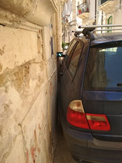 elliott - Pro tip. Wysiadając z auta możesz wejść od razu do domu #sycylia #syrakuzy ...