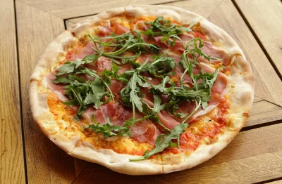 strzalkowicz - to je włoska pizza a nie jakaś podrabiana na grubym cieście z sosami. ...