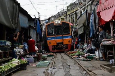 tonymakarony - Pociąg przejeżdżający między straganami w Maeklong w #tajlandia

#ci...