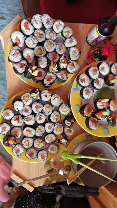 Biuna27 - Popełniłem sushi 

#gotujzwykopem #obiad #jedzenie #sushi