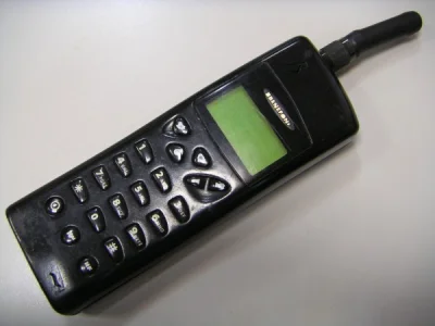 wielq - @pogop: Mój starszy miał od 95 Benefon Delta 450, telefon z wbudowanym nr tel...