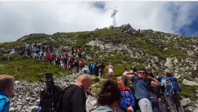 OnufryZagloba - @rrdzony: Dokładnie, na zdjęciu kolejka na wzgórze Gao Wan De: