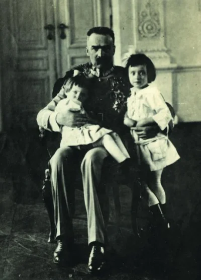 lesio_knz - Marszałek Piłsudski z córkami. 

#historia #fotohistoria #jozefpilsudsk...