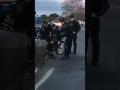 starnak - Francuska policja i niepełnosprawny mężczyzna na wózku inwalidzkim.