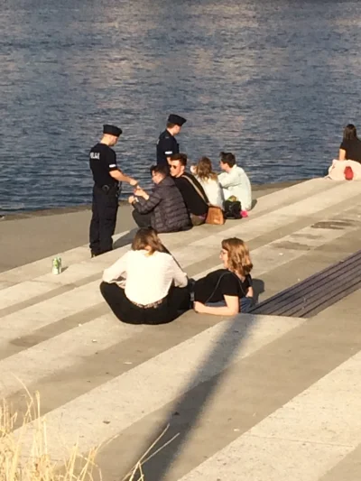 xbonio - #wroclaw Marynarze pouczają młodzież o zakazie pływania w rzece na bulwarze ...