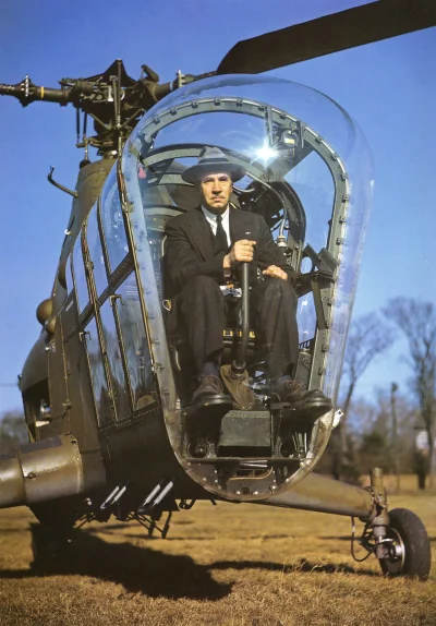 myrmekochoria - Igor Sikorski w swoim helikopterze H-5, lata 40. XX wieku. 

"Sikor...