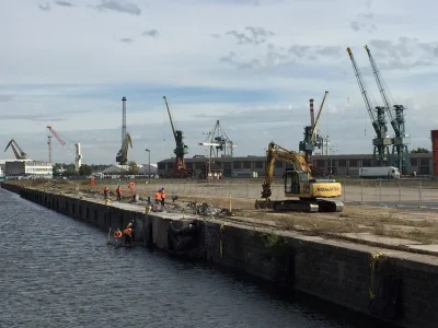 g.....n - mogli podjechać tyłem nad jakieś nabrzeże i wówczas otworzyć pakę.