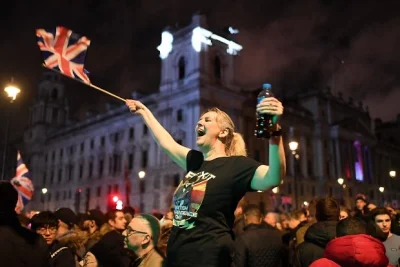 soosh071 - Jest i fotka ze świętowania. Typowa wyspiarska patusiara świętuje #brexit ...
