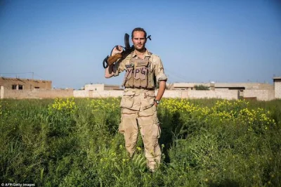 Mientus - Bojownik YPG który do Syrii przybył z UK. Ale naszywka na mundurze z nazwis...