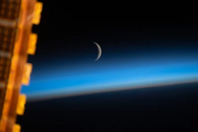 strabcioo - Woskowy księżyc, widoczny z międzynarodowej stacji kosmicznej. Kompleks o...