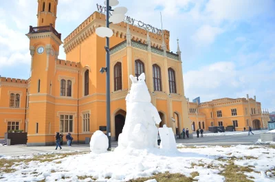 BartlomiejS - Wielki Śnieżny Zając Wielkanocny stanął na placu przed dworcem Wrocław ...