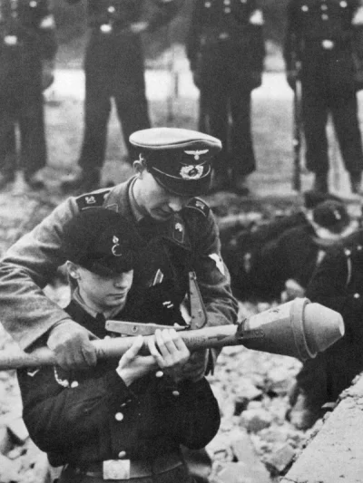 D.....o - #darkboloww2 #2wojnaswiatowa #fotohistoria #militaria



Niemiecki oficer u...