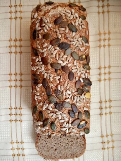 Aryman93 - Mój pierwszy chleb na zakwasie. Razowiec na zakwasie żytnim
#bojowkapieka...