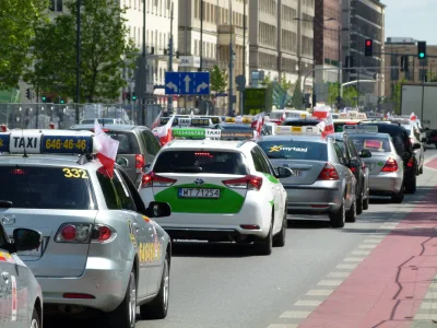 Oastry - @gerbilos: @GuidReload: EcoCar na zdjęciu podczas protestu, z wrzuconych na ...