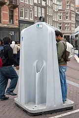 mistejk - Rozwiązanie problemu stosowane m. in. w Holandii - plastikowe pisuary stoją...