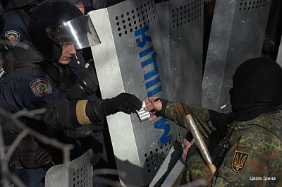 janoosh - Antyrządowy protestujący dzieli się papierosem z funkcjonariuszem Berkutu.
...