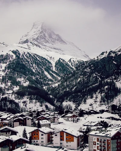 Alea1 - Zermatt i w tle góra z opakowania Toblerone ( ͡° ͜ʖ ͡°)

#podroze #fotograf...