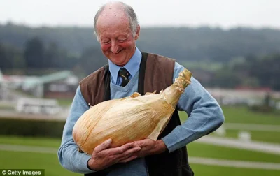 robinfoodpl - Na zdjęciu Peter Glazebrook z rekordową cebulą, która waży 8,15 kg. 
G...