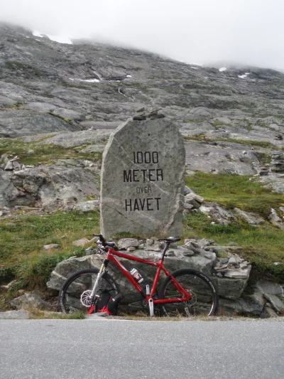 v.....l - 1. On nie lądowal. Tam NIC NIE MA. Tzn jest. 16km z buta do fiordu po asfal...