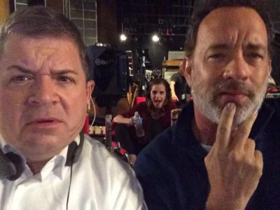 f.....s - Przebiegła #emmawatson #photobombing 

#TomHanks i #PattonOswalt
#hehesz...